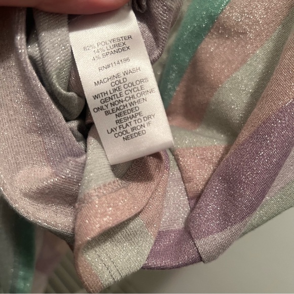 89th + Madison. Size Large Blouse. - Picture 5 of 5